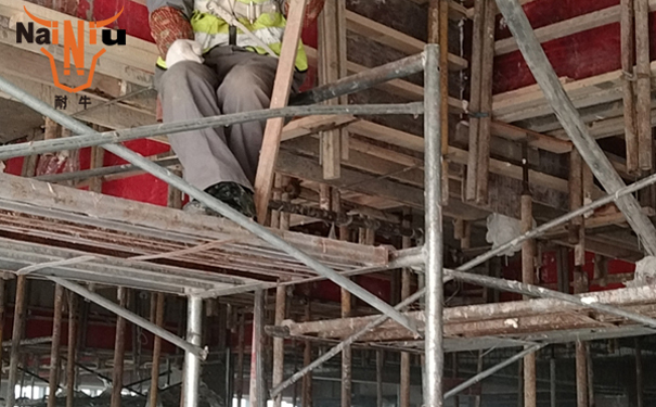 聚氨酯涂料成膜后起鼓或与基层脱落原因？？？？？？