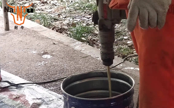 瓷砖背胶为什么有水斑？？？？？